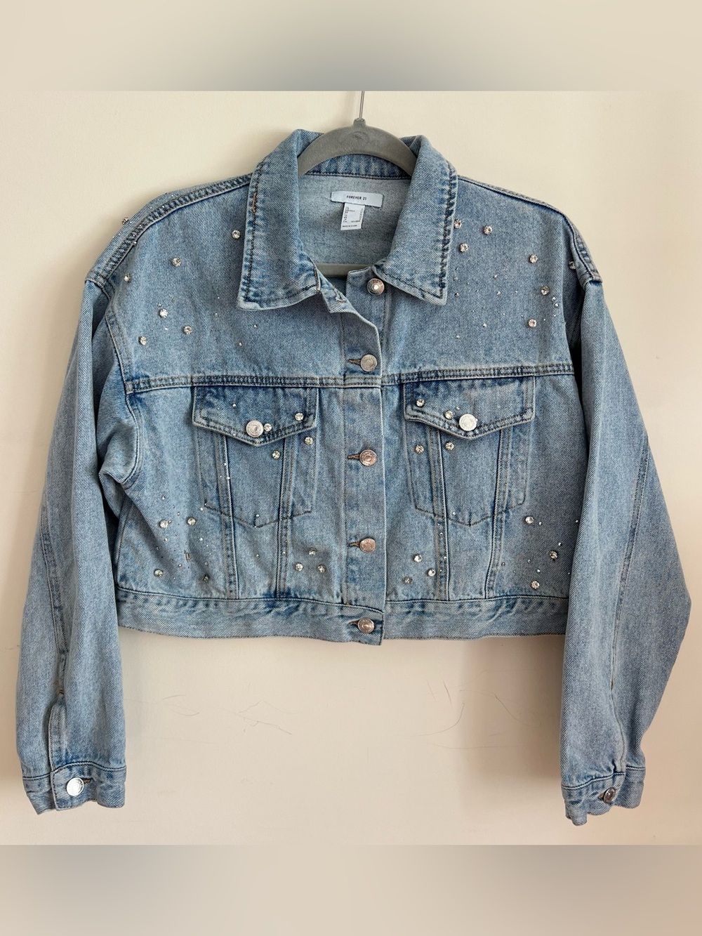 Forever 21 cropped jean jacket light wash embellished rhinestone size medium - Picture 2 of 11